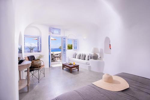 Levanta Cave Suite with Caldera View & Hot Tub image 7