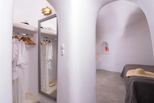 Levanta Cave Suite with Caldera View & Hot Tub image 1