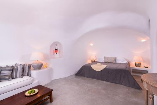Levanta Cave Suite with Caldera View & Hot Tub image 8