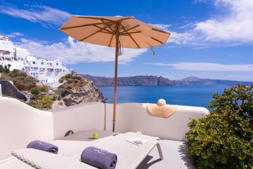 Louisa Cave Suite with Caldera View room in Pezoules of Oia