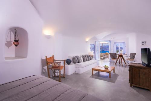 Louisa Cave Suite with Caldera View image 5
