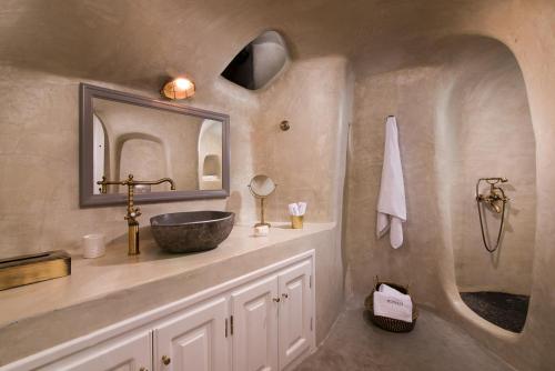 Louisa Cave Suite with Caldera View image 2