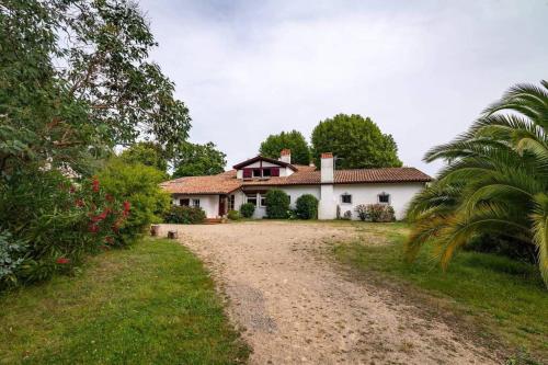 LILIA Maison de charme avec piscine cottage Bassussarry