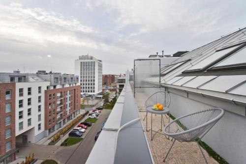 Varanda/terraço, Angielska Grobla by Q4Apartments in Long Gardens