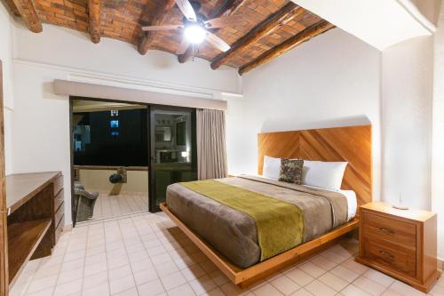 276523109 Castillo Blarney Inn