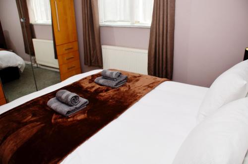 (1FG-11) Dreams Unlimited- Staines/Heathrow