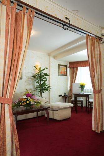 Capitol Hotel - image 2