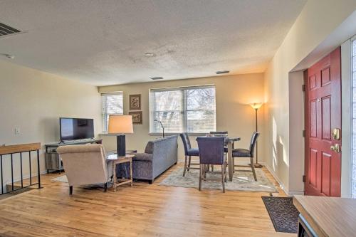 Cozy Omaha Condo - 6 Mi to Henry Doorly Zoo!