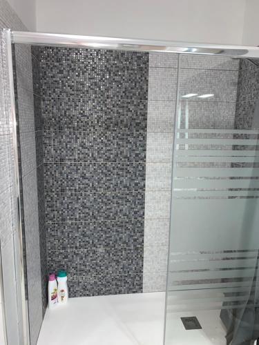  LUXURY ROOMS IN APARTMENT SHARED A LOS CRISTIANOS PLAYA AIRE CONDITIONER Habitaciones privada STANZA in Arona