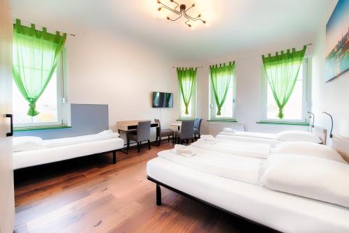 4 twin beds