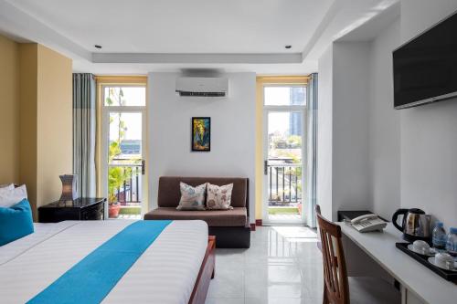 Botum Palace Hotel Room Type - Superior Double with Balcony City View Botum Palace Hotel Room Type - Superior Double with Balcony City View