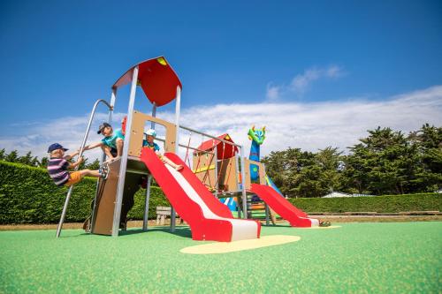 Spēļu laukums, Camping Les Brillas in Les Moutiers-en-Retz