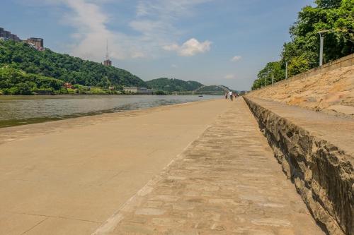 Frontdesk Aria Cultural District Lofts Downtown Pittsburgh - image 7