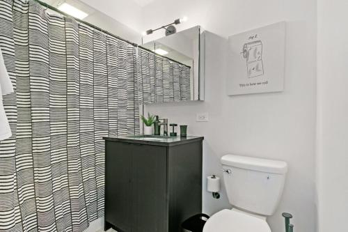 Bright Bold and Bespoke 2-Bedroom Abode in Oak Park - image 5