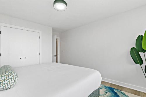 Bright Bold and Bespoke 2-Bedroom Abode in Oak Park - image 8