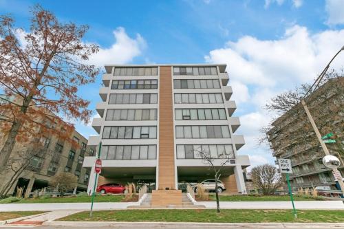 Bright Bold and Bespoke 1-Bedroom Abode in Oak Park