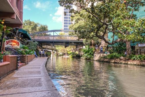 Contemporary and Open 2BR Apt near Downtown - image 16