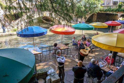 Contemporary and Open 2BR Apt near Downtown - image 17