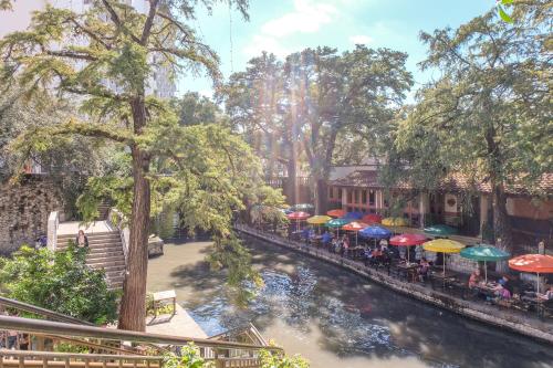 Contemporary and Open 2BR Apt near Downtown - image 19