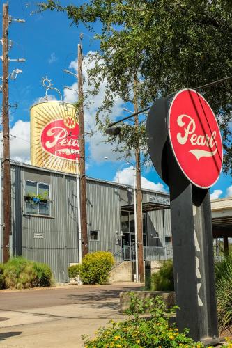 Contemporary and Open 2BR Apt near Downtown - image 11