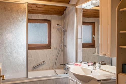 Familienwohnung Haus 18 7.7km von In der Wollreute entfernt