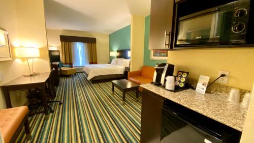 Holiday Inn Express Hotel & Suites Orlando East-UCF Area, an IHG Hotel