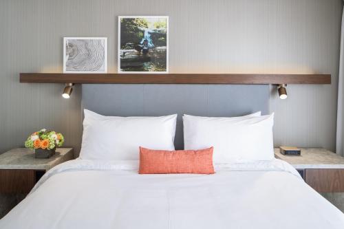 1 king bed, 1 sofa bed