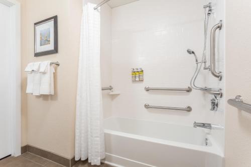 Queen Studio Suite with Two Queen Beds - Mobility Access Tub/Non-Smoking