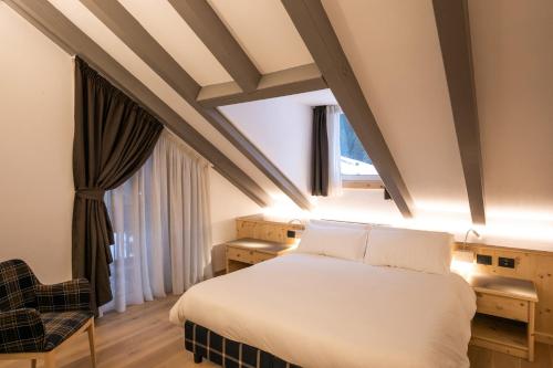 1 queen bed, 1 twin bed