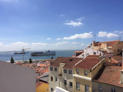 Alfama Delight Panoramic River and Historic City Views 3 Bedrooms and 2 Bathrooms AC 18th Century Bu