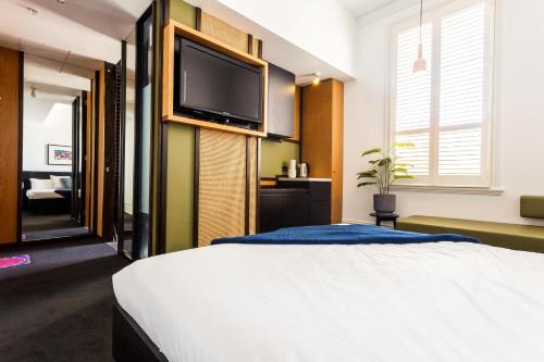 Middle Park Hotel Middle Park Hotel is conveniently located in the popular Albert Park area. The property features a wide range of facilities to make your stay a pleasant experience. All the necessary facilities, inclu