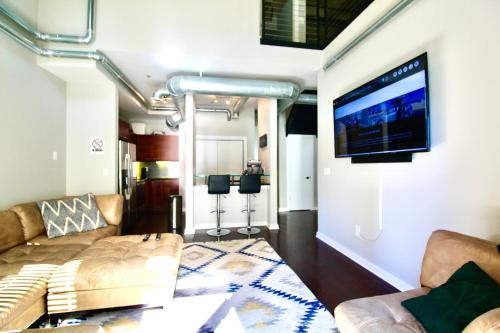 Comfy Industrial Loft 10 Star Location Photo Studio Included