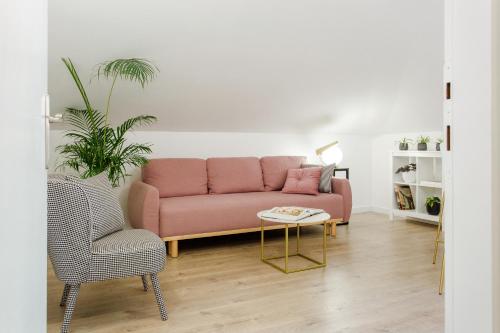 1 queen bed, 1 sofa bed