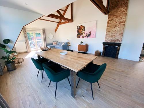  Luxurious historical Loft close to the beach!, Pension in Wassenaar