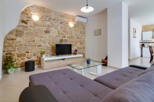 Stone house Furlani with a lovely garden in Svetvincenat