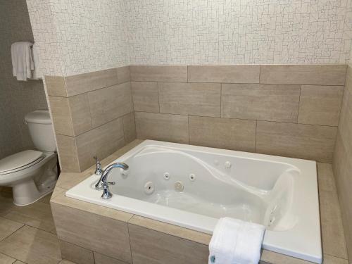 홀리데이 인 익스프레스 호텔 & 스위트 엘 도라도 힐스, IHG - 화장실