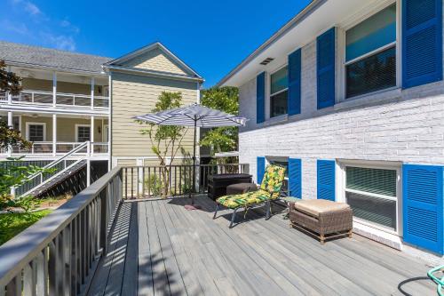 1010 E Ashley - Two Kitchens - Steps to Beach - main image