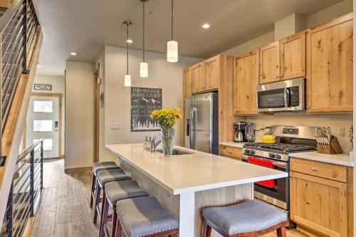 Modern Chalet with Hot Tub and Winter Park Shuttle - image 3