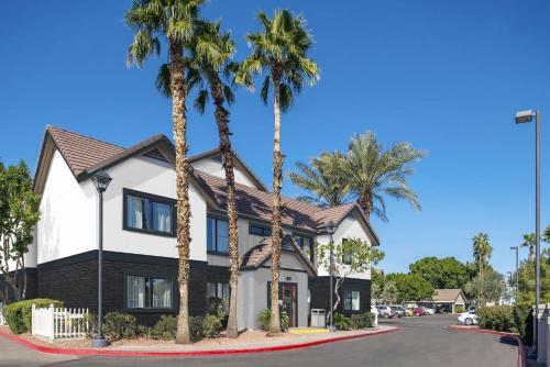 Metro PHX 1bd downstairs sleeps 4 modern design best location and amenities