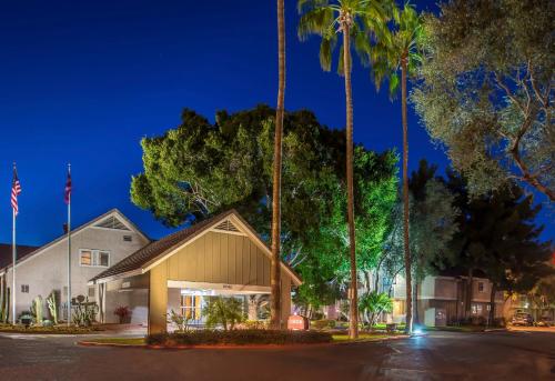 Metro PHX Upstairs 2bd sleeps 6 modern design best location amenities