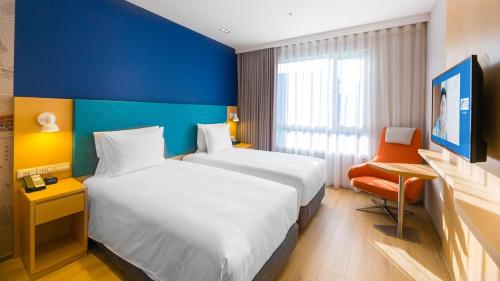 Holiday Inn Express Taichung Fengchia, an IHG Hotel