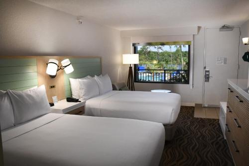 Standard Room with Two Double Beds and Lake View
