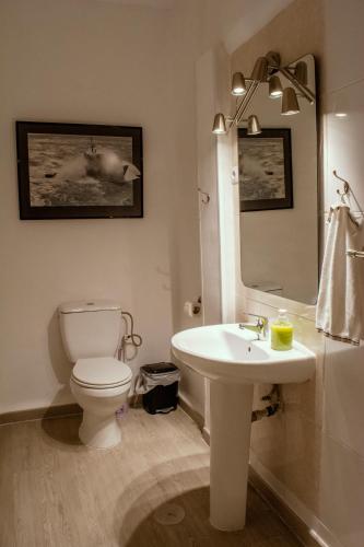 Double Room with Extra Bed and private bathroom image 8