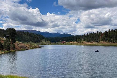 Gorgeous 3bdrm Cabin Sleeps 12 on a Private Lake