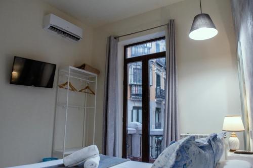 Standard Double or Twin Room with Balcony and Shared Exterior Bathroom image 10