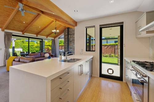 Roys Bay Lodge - Wanaka Holiday Home - image 3