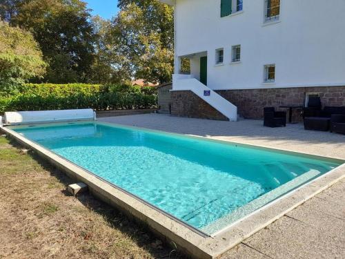 Cheerful Holiday Home in Labouheyre with Jacuzzi gîte à louer Moustey