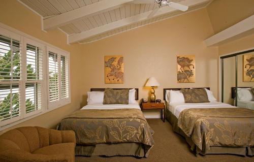 2 queen beds, 1 sofa bed