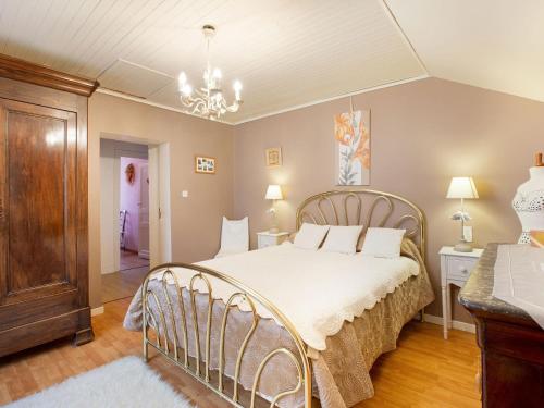 Spacious Holiday Home in Saint-Martin le Redon with Garden