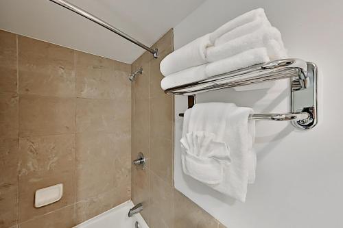 Aqua Palms Waikiki - Inviting Studio - Walk to Beach Hotel Room - main image